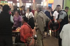往年輕女孩臉上潑熱湯華人老夫婦被警察銬上了(組圖)