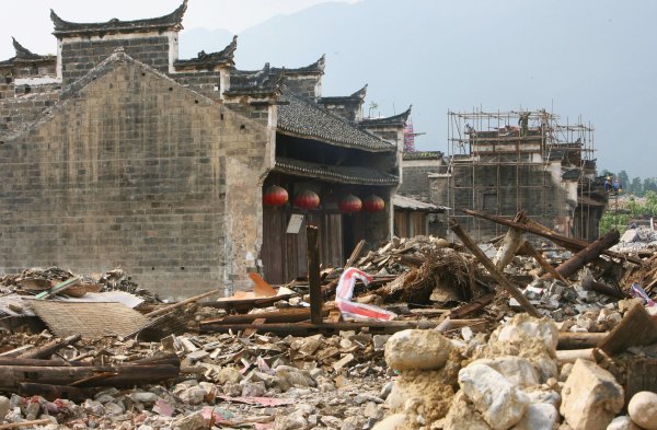 图为2006年5月14日，重庆市大厂镇在拆除旧房屋。大厂镇是一个有着大约1700年历史的古镇，但随着长江三峡大坝工程的推进，大坝水库将向上游延伸，当年9月将被水淹没。