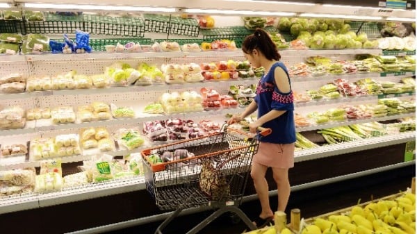 华人在超市购物。
