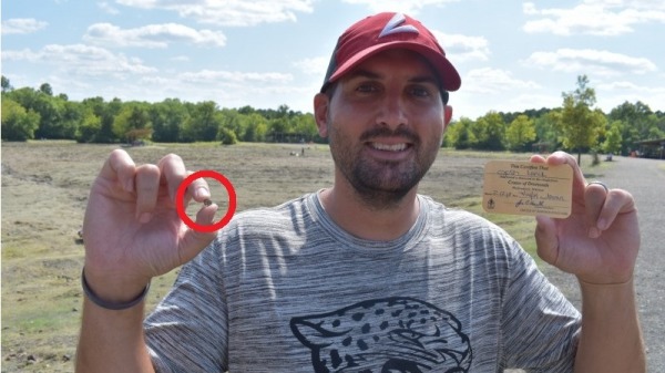 一名美國男老師與家人前往「鑽石坑州立公園」度假時，意外拾獲了一枚2.12克拉的鑽石，同時也是該園區今年出產最大的鑽石！