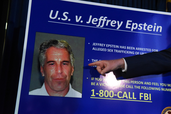 被指控性贩运未成年少女的美国亿万金融富豪杰弗里·爱泼斯坦（Jeffery Epstein）在狱中自杀身亡。