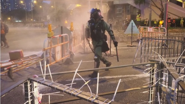 香港反送中大埔示威者昨日下午转进大围，并在车公庙路和美田路的大圆环路口设置路障。防暴警察到场之后，立刻密集发射催泪弹驱离。