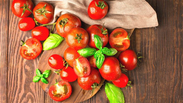 中醫認為，西紅柿的作用就是平肝去火。