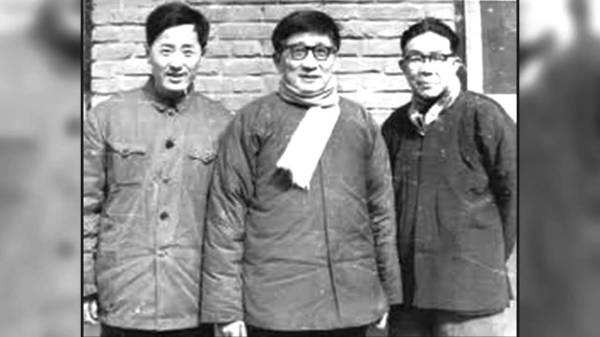 中間為著名華裔翻譯家巫寧坤。