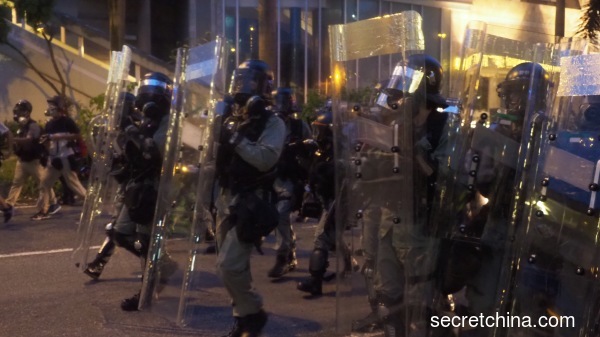 上周末“反送中”游行示威活动，香港警察暴力强行清场。