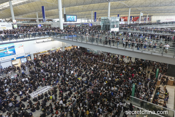 示威者在机场发起了“百万人塞爆机场”集会，继续向港府表达五大诉求。（图/看中国）
