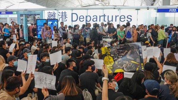 受“反送中”示威集会影响，香港机场连续两日出现瘫痪，下午4时30分起被迫暂停所有航班登机作业。