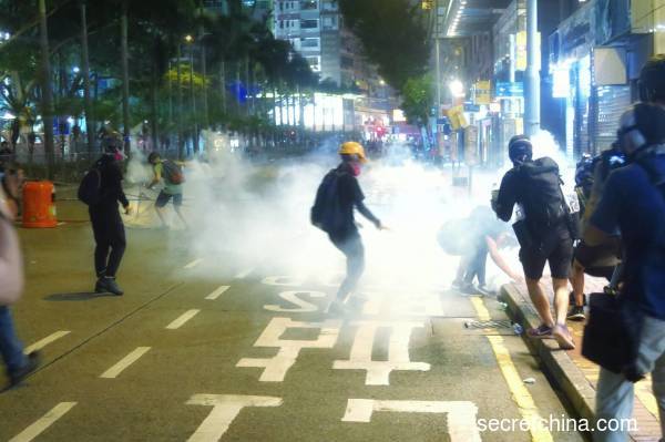 11日港民维园集会后，“自由行”人潮未散。直至夜晚，示威人潮散到各处，并与警方爆发多起严重的冲突。