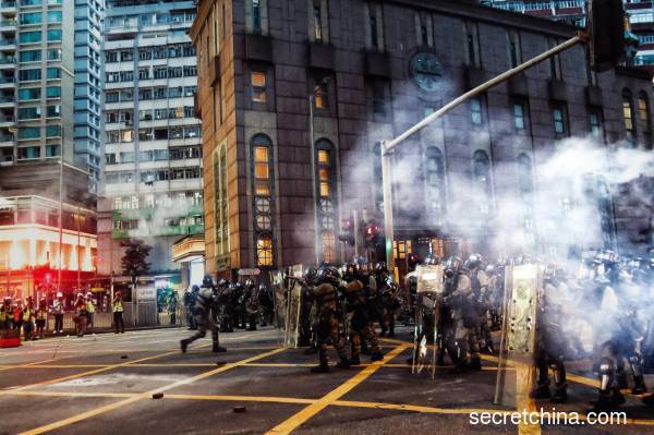 8月11日晚，香港警察在銅鑼灣、灣仔發射催淚彈清場。
