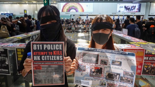 香港民众遮住眼睛，声援失明港女。