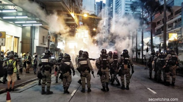 8月11日晚，香港警察在铜锣湾、湾仔发射催泪弹清场。
