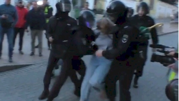 俄羅斯鎮暴警察毆打一位抗議女子的腹部影片，已經在網路上瘋傳，並引發眾怒