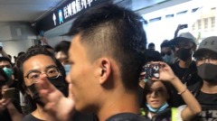 無間道再現陸警藏木棍擬製造騷亂港人逮個正著(組圖)