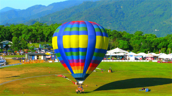 热气球就是利用阳热的轻轻上浮，阴寒的重浊下降，通过加热空气使气球上升。