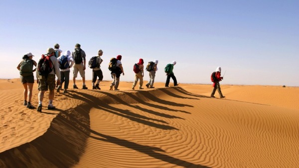 一支淘金队伍在沙漠中行走，大家都步履沉重，痛苦不堪，只有一个人快乐地走着，因为他带的东西最少。