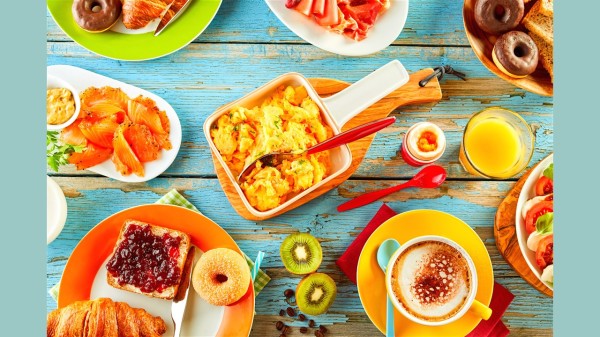 吃早餐很重要，如果不吃早餐，就會造成膽汁囤積在膽囊，久之恐形成膽結石。