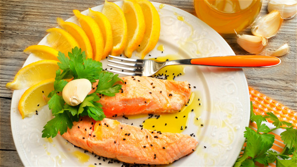 補充富含維他命B的食物，如魚類、肉類、奶製品等有助於防輻射。