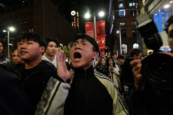 2019年8月16日，在悉尼马丁广场举行的声援香港活动中，亲中国支持者高呼口号。