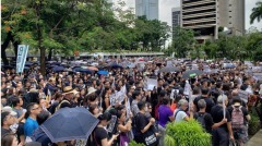 无惧中共武警威胁教育界为良知冒雨集会游行(组图视频)(视频)