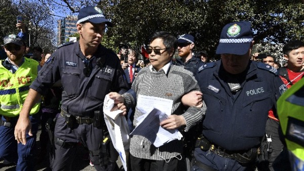2019年8月17日，在悉尼的亲北京游行队伍中，出现一名支持香港的支持者，警方不得不从人群中护送他，以避免他遭到攻击。