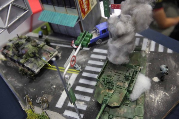 两年一度的台北国防工业展中，有模型玩家展出名为“台北不设防？”模型，描述共军99式战车登陆新北八里街头时，遭国军CM11战车炮击歼灭。