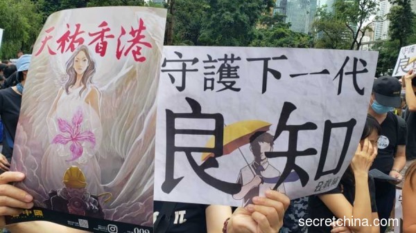 一位教寫作班多年的導師，在港媒上分享她到大陸之後的親身經歷，並針對「為什麼大陸人會支持鎮壓香港」表達了看法。