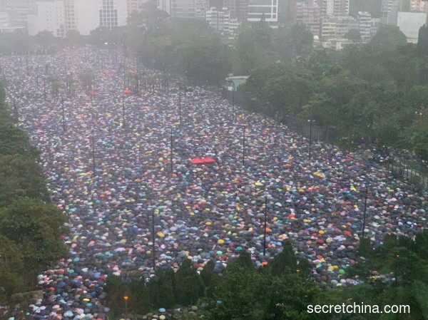 8.18遊行當日，遊行市民佔滿維園6個足球場。（圖片來源：周秀文/看中國）