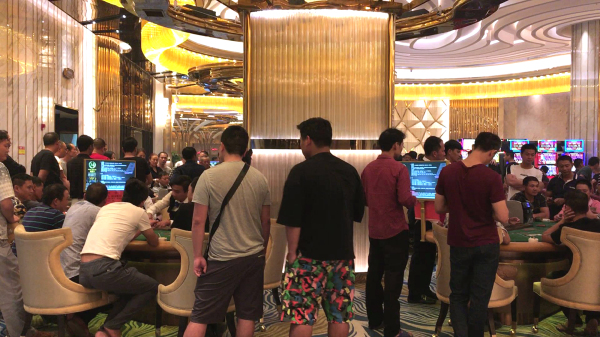2018年12月13日，柬埔寨一家华人开的赌场中，有中国人在赌博