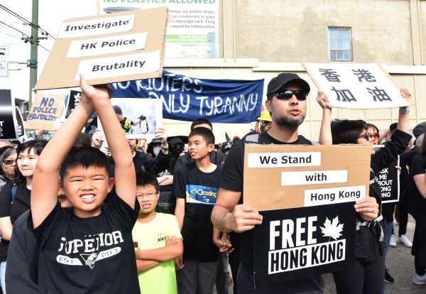 2019年8月17日，亲香港的支持者在温哥华的百老汇 - 市政厅天车站出口声援香港反送中。