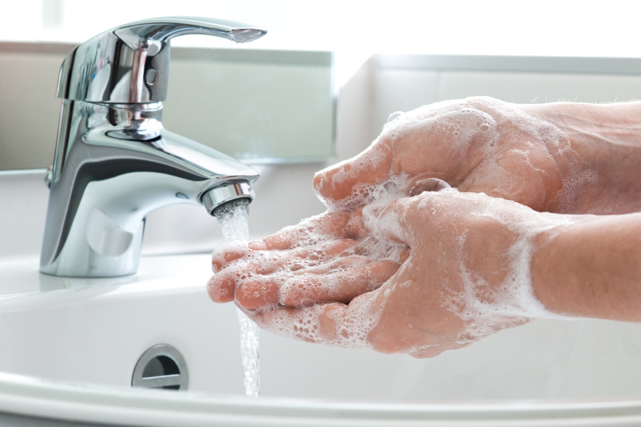 医学研究发现，只要用肥皂洗手，就能大幅降低孩童死亡率30%-35%。