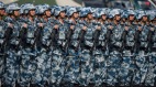 驻港军队清除九龙塘路障民主派称违反基本法(图视频)