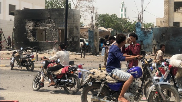 2019年8月1日，葉門政府控制的第二大城市亞丁的謝赫奧斯曼地區的一個自殺車爆炸現場。