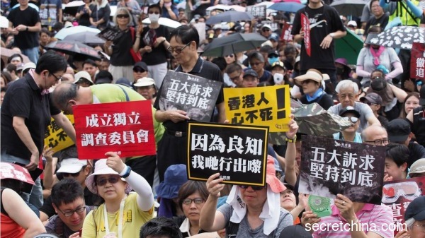 全球聚焦，香港「反送中」抗爭兩方支持者的互相較勁，戰火從香港延燒到國外。