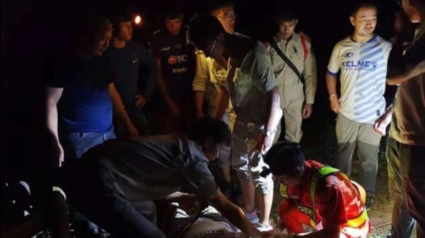 中國旅行團前往寮國旅遊，發生遊覽車翻落山谷，救難人員正連夜進行搶救。