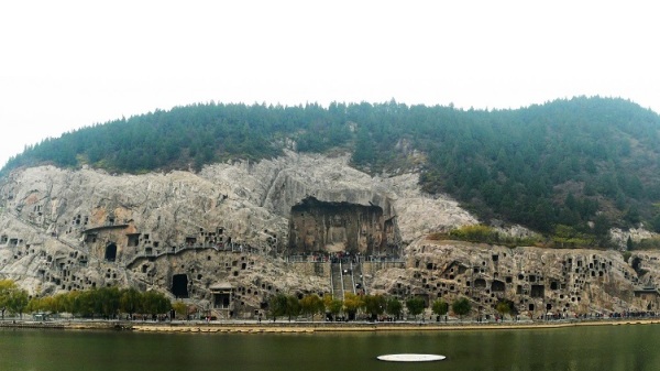 龙门石窟是中国著名的三大石刻艺术宝库之一
