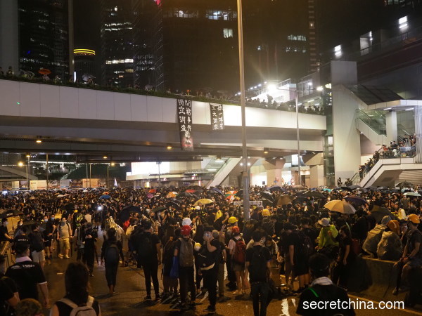 在8月18日参加反送中抗议的香港民众