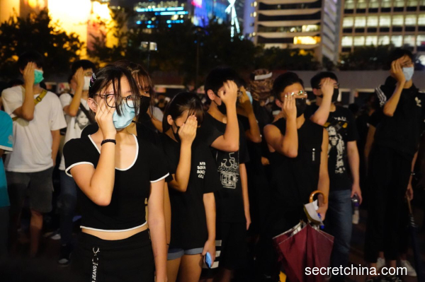 香港中学生集会，反对修订逃犯条例，不少中学生表示响应9月2日起罢课不罢学。（图片来源：周秀文／看中国摄影）