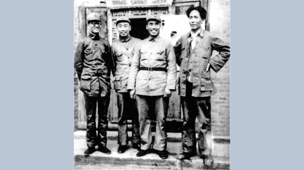 1937年，（右起）毛澤東、朱德、周恩來、博古在延安。