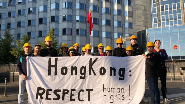 港人在中國駐德國大使館前示威，呼籲香港特區政府回應港人實施普選等5大訴求。