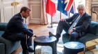英国首相的一个不雅动作让网友吵翻了(图视频)