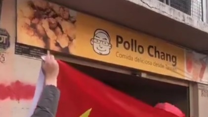 智利台商挺香港反送中，店面卻慘遭中國五毛亂場放尿。圖為台商在智利首都聖地亞哥的台式小吃店「Pollo Chang」