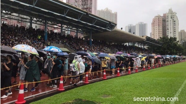 數以萬計的港人冒著颱風天上街遊行反送中，要求政府回應五大訴求。（圖片來源：周秀文／看中國攝影）