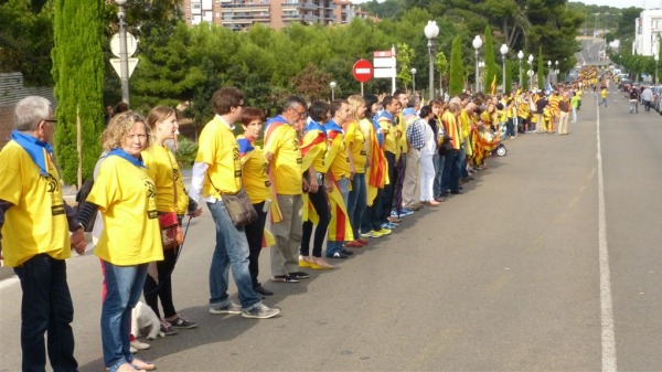 2013年9月位於西班牙東北部的加泰隆尼亞居民手牽手形成一條綿延400公里的人鏈，訴求舉行獨立公投。