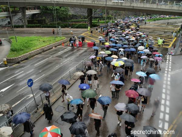 2019年8月25日香港荃葵青「反送中」遊行的目的仍是要求政府回應反修例運動的五大訴求，包括撤回相關修訂草案。