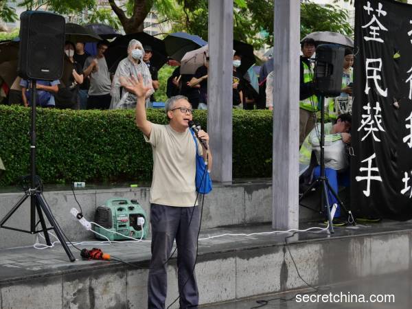 警方施放多枚催淚彈驅趕示威者，並首次出動水炮車戒備（圖片來源：周秀文／看中國攝影）