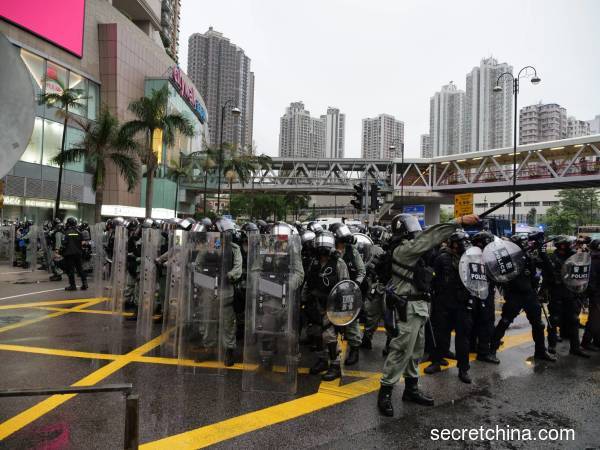 香港警察的標準配備一直是這樣。
