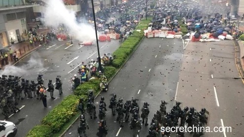 8月25日，香港防暴警察发射多枚催泪弹驱散示威人士。（看中国图片）