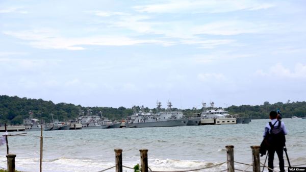 2019年7月26日，停在云朗海军基地的柬埔寨海军巡逻艇（图片来源：美国之音）