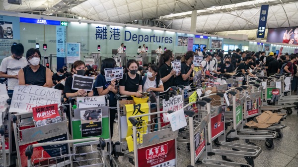 香港民众此前在机场“反送中”
