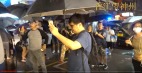 【高清記錄】「反送中」第一槍在825的荃灣夜晚打響後當地居民憤怒的包圍警方罵個不停(視頻)